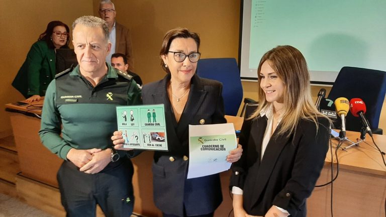 Agentes de la Guardia Civil de Pontevedra emplearán pictogramas para comunicarse con personas con TEA