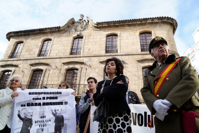 La III Marcha Cívica por la devolución de la Casa Cornide pide que el inmueble siga el camino del Pazo de Meirás