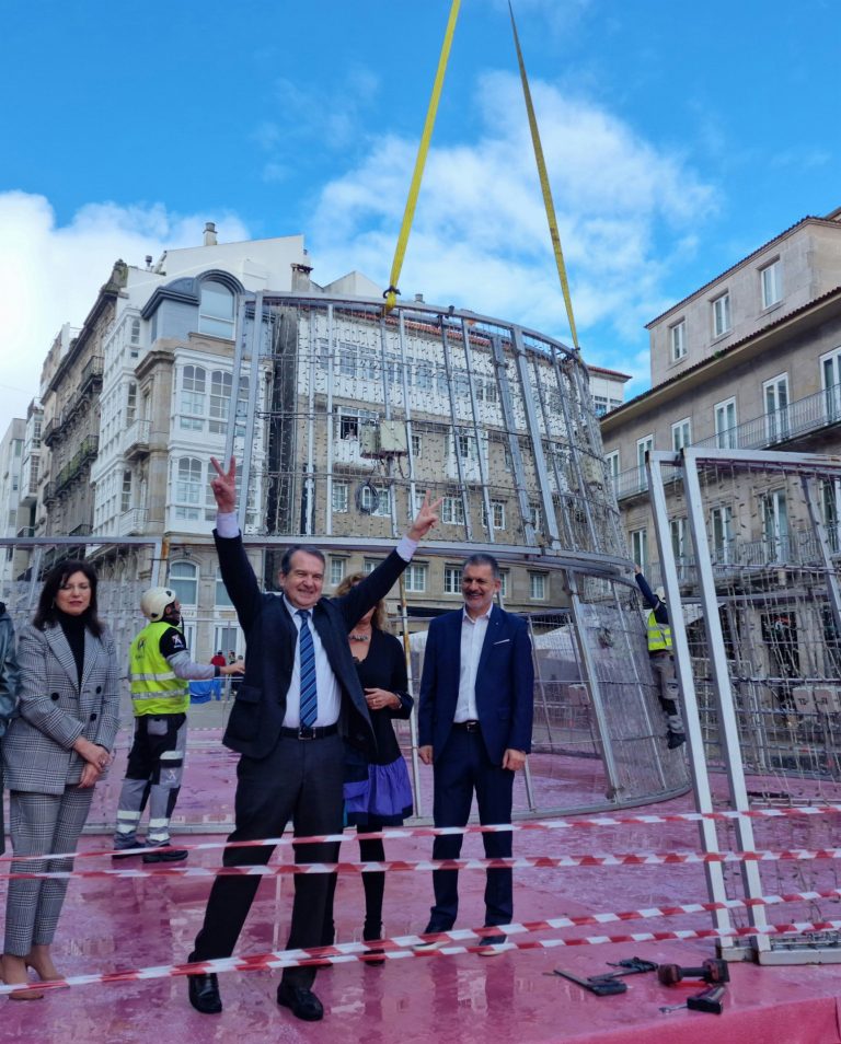 Vigo inicia la instalación de su árbol de Navidad gigante, que crecerá hasta los 35,5 metros
