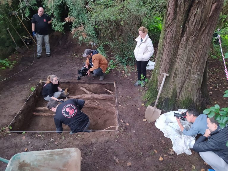 Exhuman 7 huesos en el proyecto ‘Colón gallego’ a 80 cm y se retrasan los trabajos en la tumba de Mariño de Sotomayor
