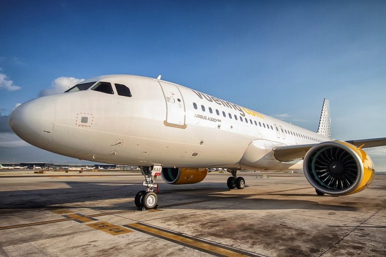 Vueling cancela 64 vuelos este domingo por la huelga de tripulantes y prevé operar el 88% de los programados