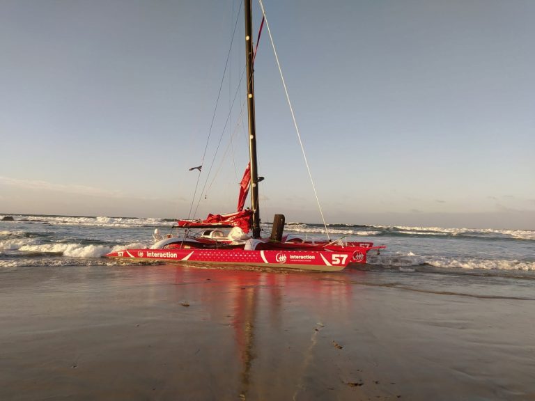 Rescatan en buen estado al tripulante de un velero que acabó embarrancado en una playa de Corrubedo (A Coruña)