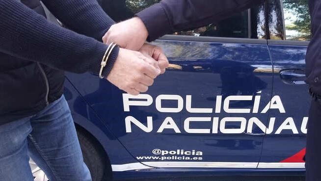 Detienen a un hombre en Ourense por robar del interior de vehículos tarjetas de repostaje que luego empleaba