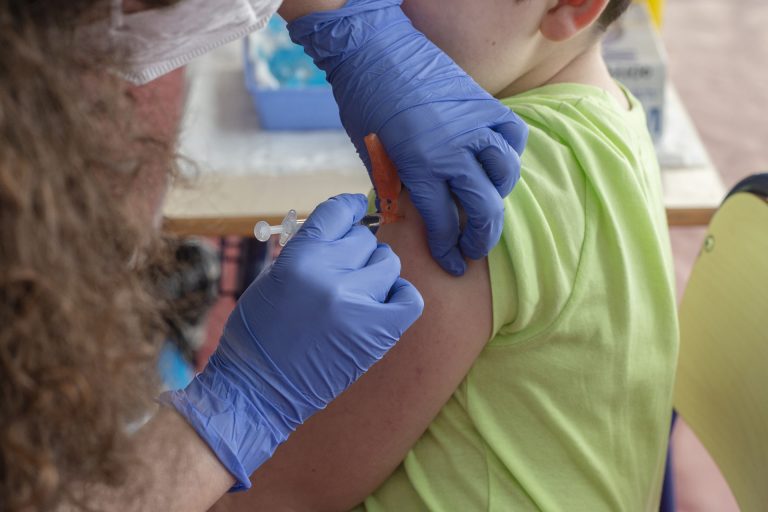 Los niños menores de 5 años del área de Santiago podrán vacunarse este fin de semana contra la gripe en el Clínico