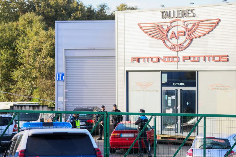 El taller de Pontevedra registrado se desvincula de la trama de tráfico de vehículos, que sigue abierta
