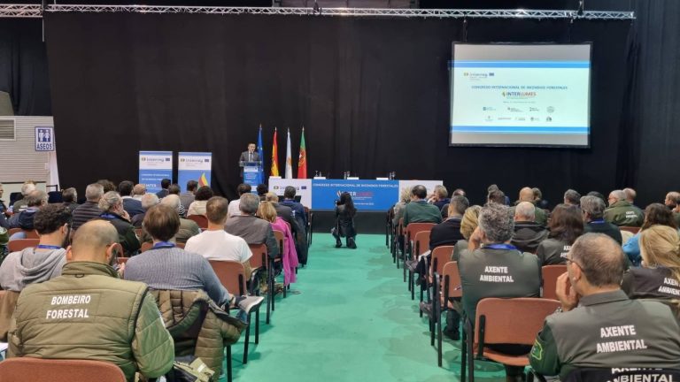 La Xunta reivindica en un congreso sobre incendios forestales la creación en 2023 de un grupo especializado