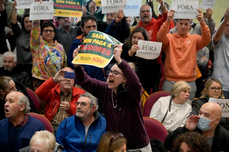 Prospera la moción de censura en Sada (A Coruña) entre gritos de «golpistas» a sus promotores