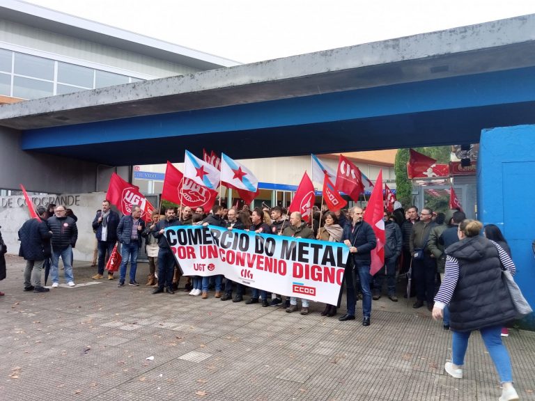 Decenas de trabajadores del comercio del metal de Pontevedra se concentran en Vigo para pedir un convenio «digno»