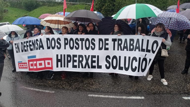Unos 70 trabajadores de Hiperxel de las provincias de A Coruña y Lugo se manifiestan en Vigo ante la sede de la empresa