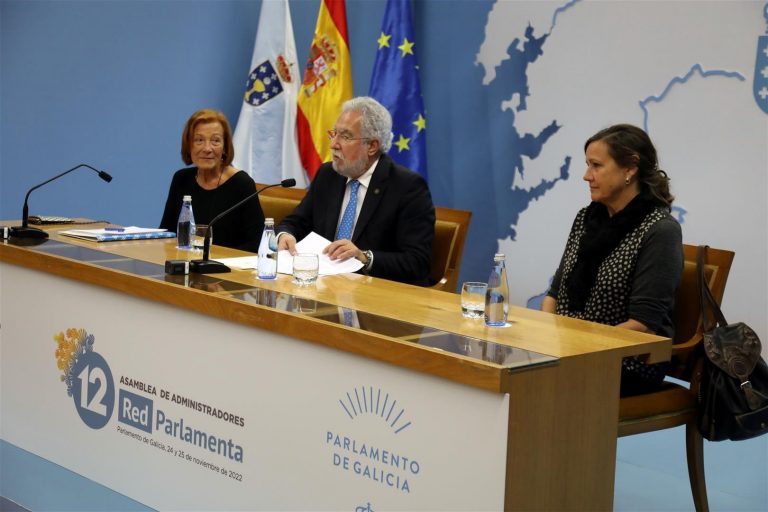 El presidente del Parlamento gallego aboga por trabajar «en equipo» para fortalecer los 17 legislativos autonómicos