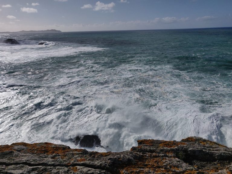 El temporal mantiene el litoral gallego en alerta en el arranque de esta semana