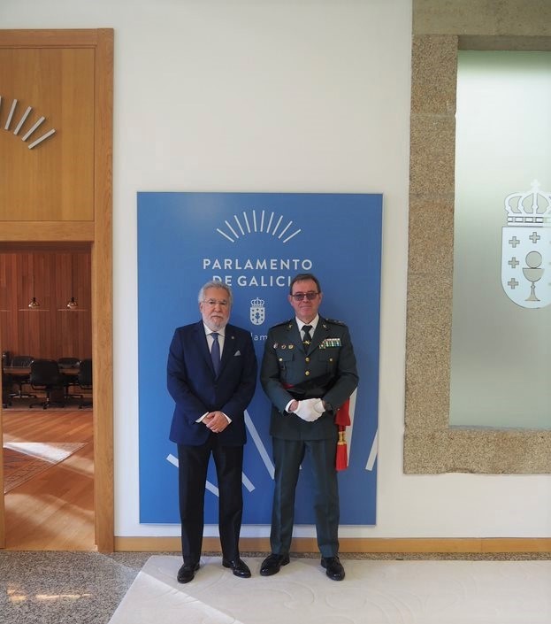 Santalices recibe en la Cámara autonómica al nuevo jefe de la Guardia Civil en Galicia