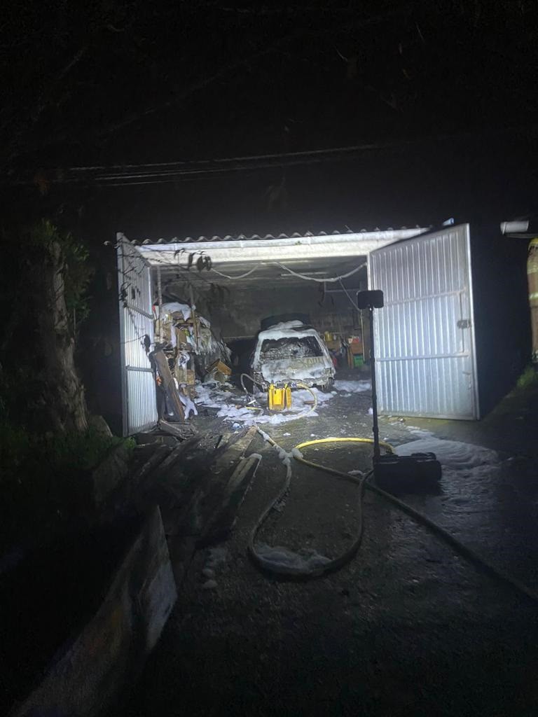 Un incendio calcina dos vehículos y material almacenado en el garaje anexo a una vivienda en Sanxenxo (Pontevedra)