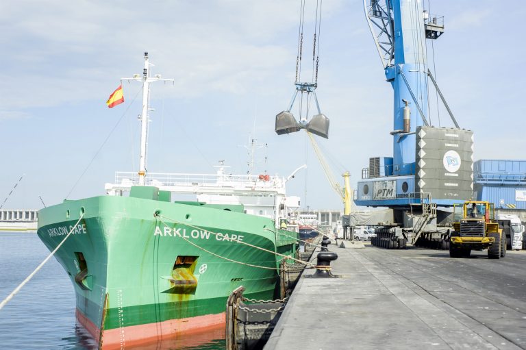 El Puerto de A Coruña refuerza los servicios de amarre y remolque en Langosteira por el aumento de actividad