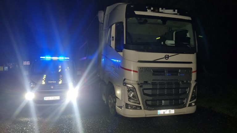 La Guardia Civil investiga a un camionero que casi superaba en ocho veces la tasa de alcohol mientras conducía por Lugo