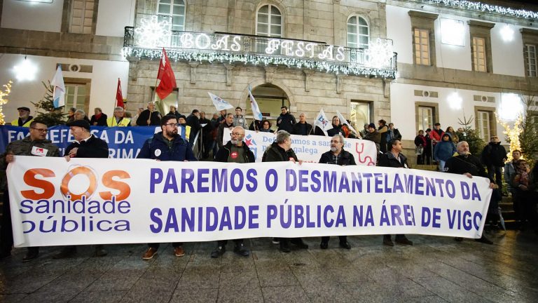 Más de un centenar de personas reclaman en Vigo «salvar y fortalecer» la atención primaria y el sistema sanitario