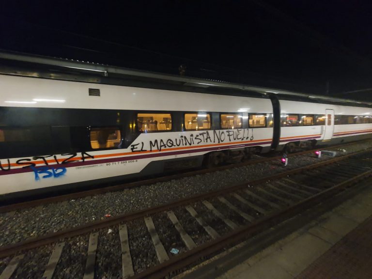 Vandalizan un tren en Catoira con pintadas en referencia al accidente del Alvia: ‘El maquinista no fue’
