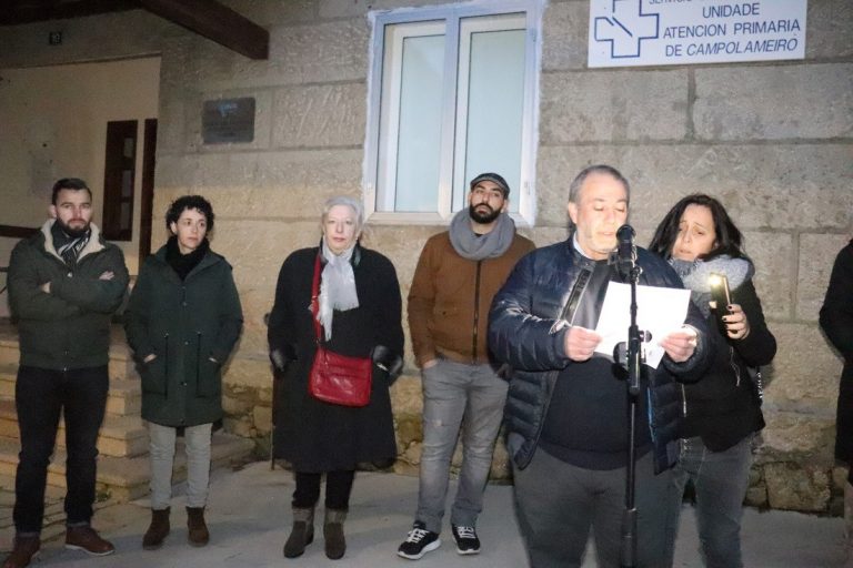 Unas 200 personas se concentran ante el centro de salud de Campo Lameiro (Pontevedra) para exigir un médico estable