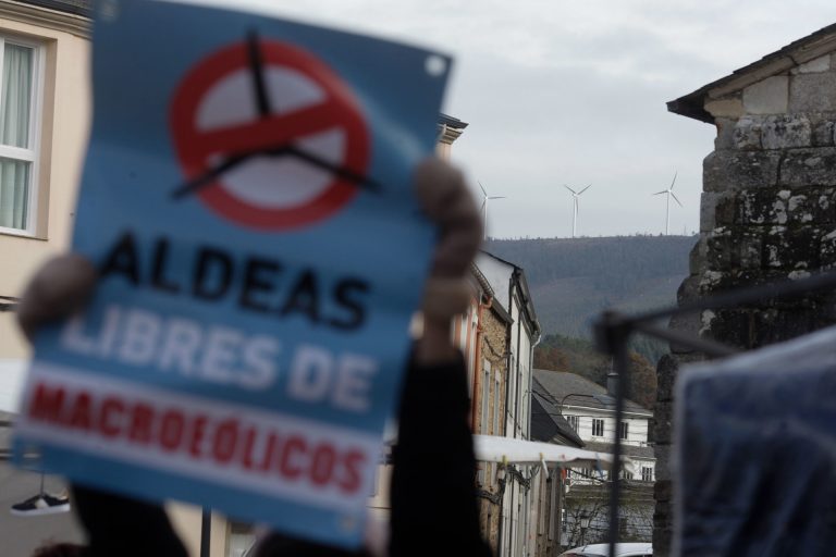 Más de 3.000 personas se manifiestan en una veintena de municipios gallegos para demandar un modelo eólico alternativo