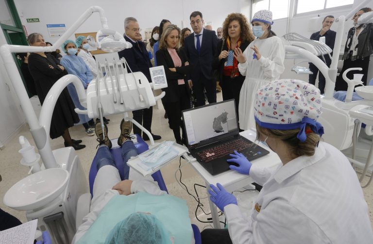 Educación destaca las tecnologías de última generación en una clínica de odontología simulada en el CIFP Leixa de Ferrol
