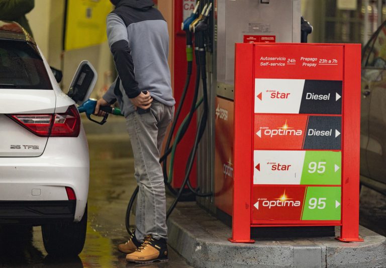 El precio de los carburantes sigue a la baja y cae hasta un 3%, a espera del futuro de la bonificación