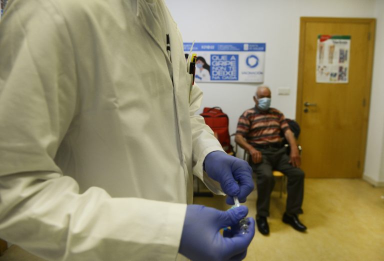 Los casos de gripe continúan en descenso en Galicia y los ingresos bajan un 20%