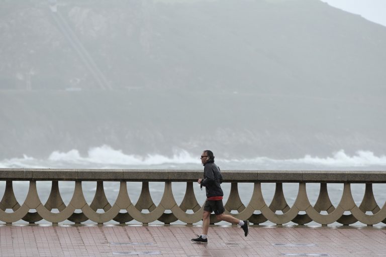 Las rachas de viento superan los 130 km/h en zonas de A Coruña y de la Mariña lucense