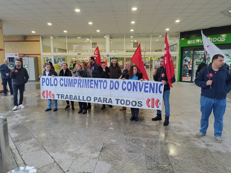 Trabajadores de Carrefour Lugo se manifiestan para denunciar «abusos laborales» por parte de la empresa