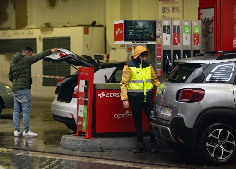El precio de los carburantes mantiene su caída, la gasolina baja un 3,16% y el diésel un 2,86%