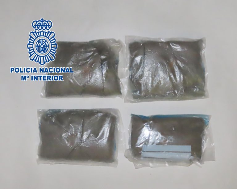 Detenidas dos personas en Narón (A Coruña) por transportar cuatro kilos de heroína desde Madrid en un vehículo caleteado