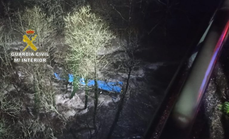 Los servicios de emergencia localizan a un cuarto fallecido en el accidente de autobús en Cerdedo-Cotobade (Pontevedra)