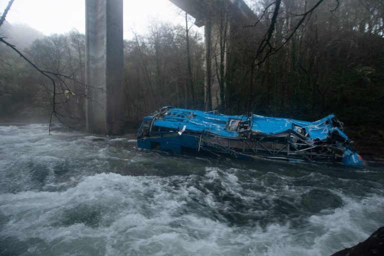 Arrancan los trabajos para retirar del río el autobús accidentado en Nochebuena en Cerdedo-Cotobade (Pontevedra)