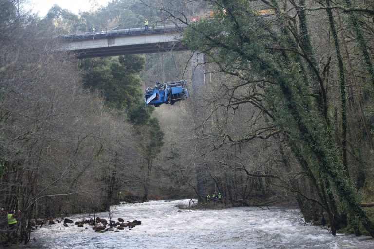 Logran sacar el autobús accidentado del cauce del río Lérez