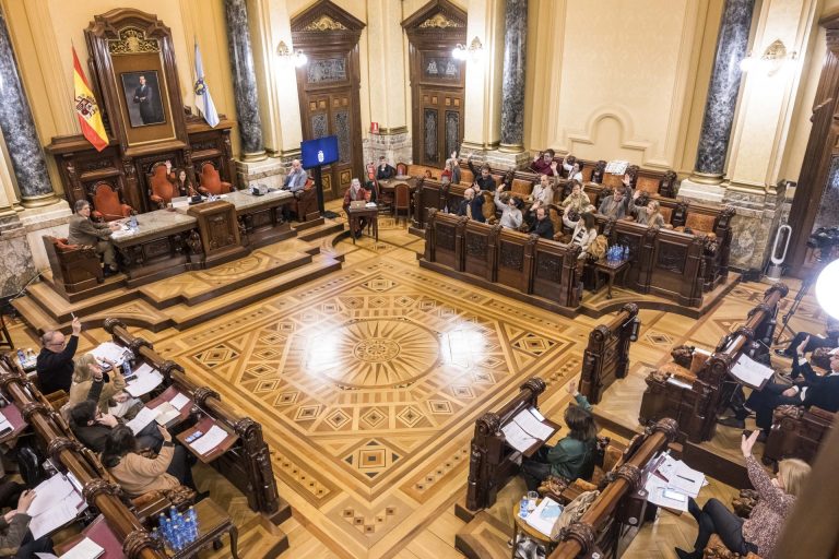 El pleno de A Coruña aprueba el convenio para ampliar el Chuac, pero rechaza pagar al Estado por la antigua cárcel