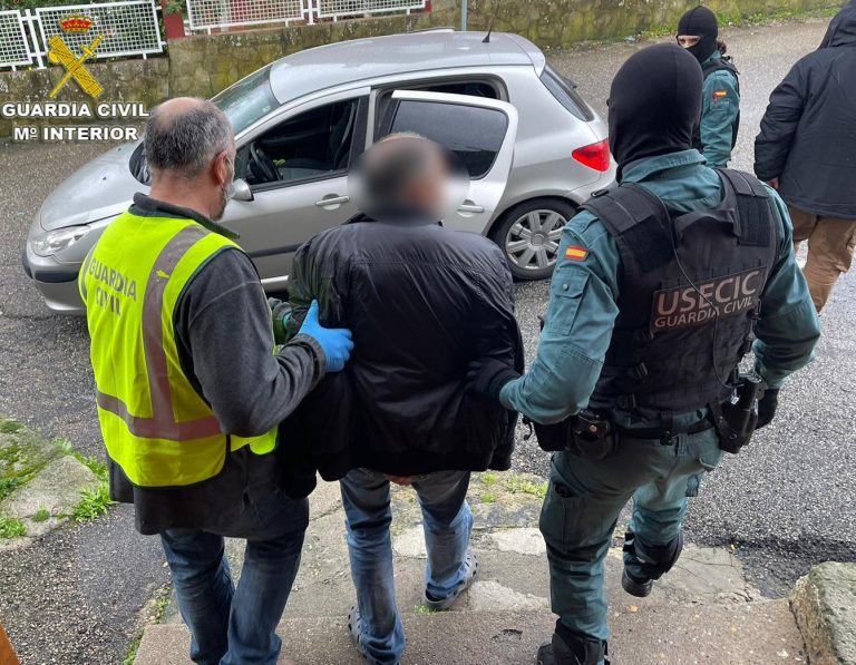 Detenidas tres personas en Cangas acusadas de tráfico de drogas