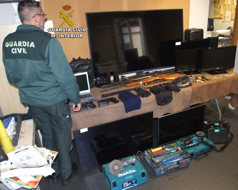 Detenidos cuatro presuntos autores de casi una veintena de robos con fuerza en viviendas en la zona de Ponteareas
