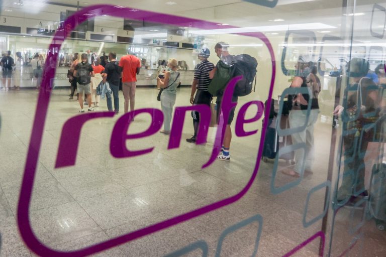 Los usuarios de Renfe podrán adquirir a partir de este jueves los abonos gratuitos para los próximos cuatro meses