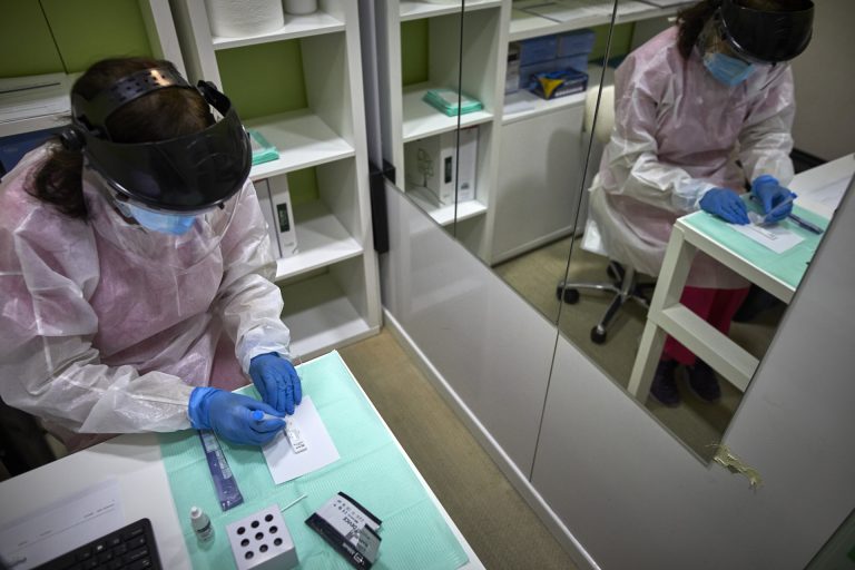 Cvirus.- Repuntan los casos activos de covid en Galicia por encima de los 2.000 y los ingresados hasta los 257
