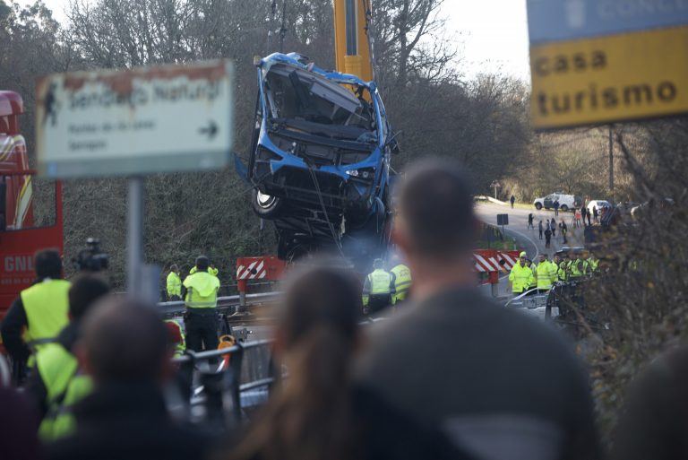 El conductor del autobús accidentado en Cerdedo-Cotobade declarará en las próximas horas ante la Guardia Civil