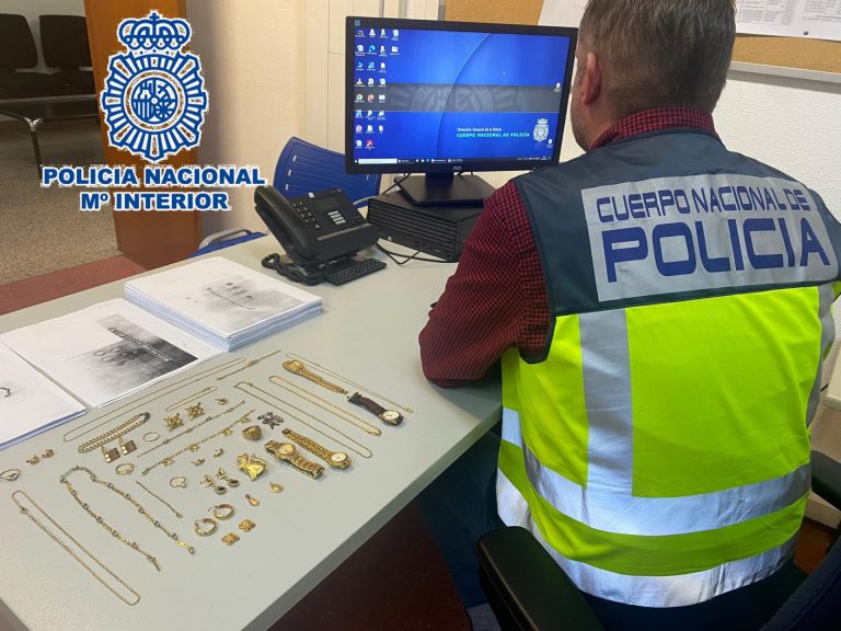 Detenida una vecina de Neda (A Coruña) por robar en los domicilios de las personas mayores que cuidaba