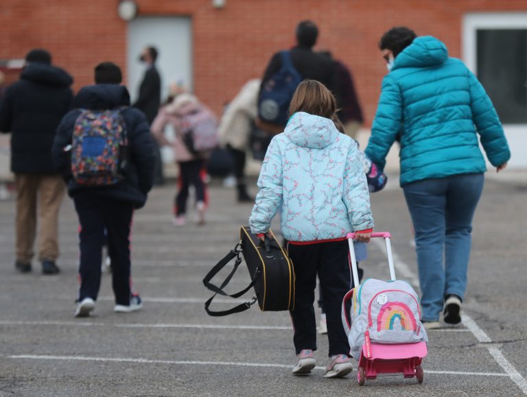El Gobierno advierte a colegios concertados de que «en ningún caso» podrán cobrar a familias por enseñanzas obligatorias