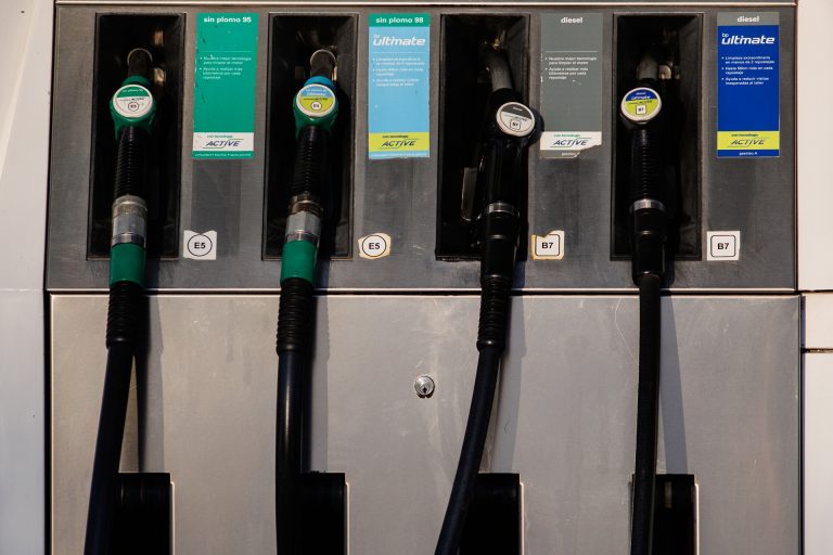 El precio de los carburantes frena su caída y comienza el año con una subida superior al 1%