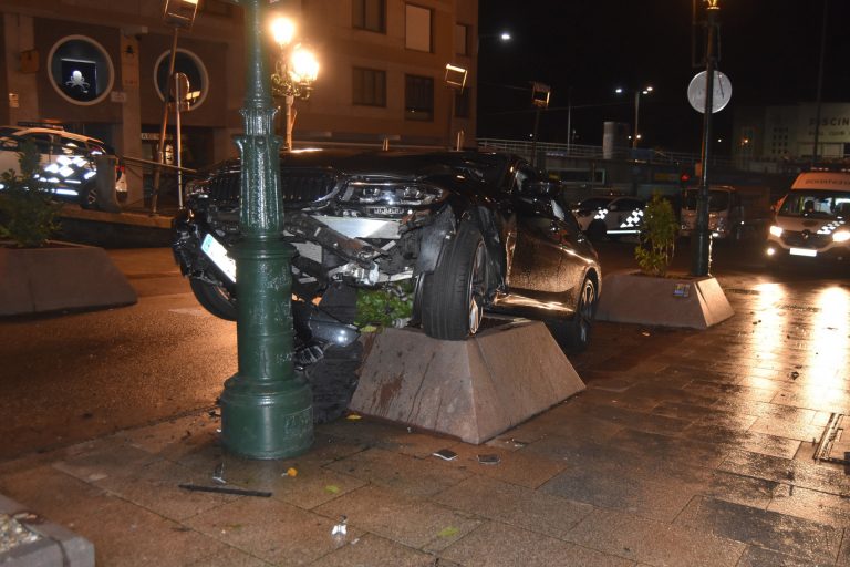 Aparatoso accidente en Vigo después de que un conductor ebrio impactase su coche contra una farola en la calle Carral