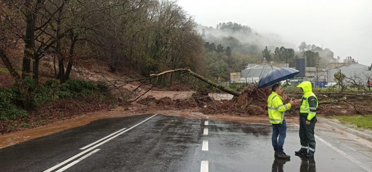 Cortada la carretera de Reza (Ourense) por un desprendimiento de tierra
