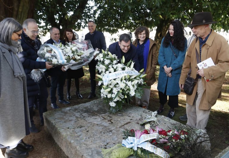 La tumba de gallego Ramón María del Valle-Inclán se vuelve a llenar de flores en el 87 aniversario de su muerte
