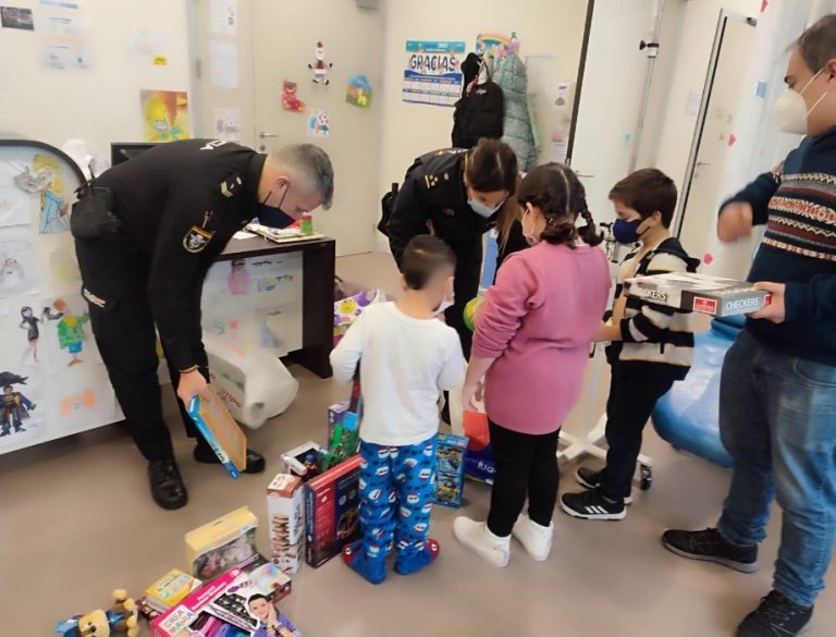 Policías entregan juguetes a niños en el hospital de Vigo