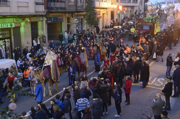 Los Reyes Magos reparten sonrisas, ilusión y caramelos a miles de niños gallegos en las primeras cabalgatas poscovid