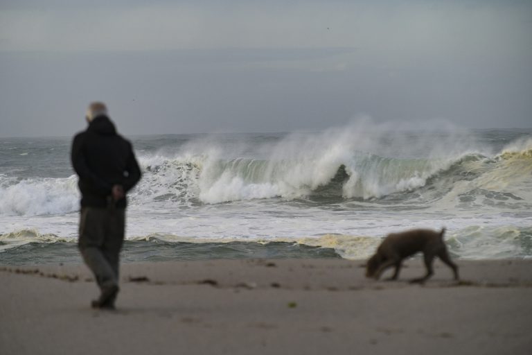 Todo el litoral gallego, excepto A Mariña (Lugo), estará este viernes en alerta por temporal costero