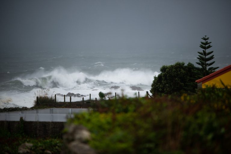 Galicia vive una jornada de alertas por lluvia y viento, con ráfagas que ya superan los 130 km/h en el norte
