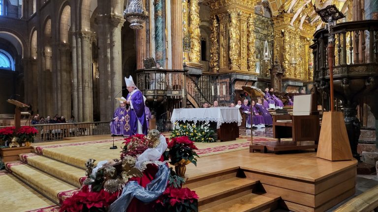 El arzobispo de Santiago despide a Benedicto XVI agradecido con su visita en 2010: «Sabemos de su cercanía pastoral»